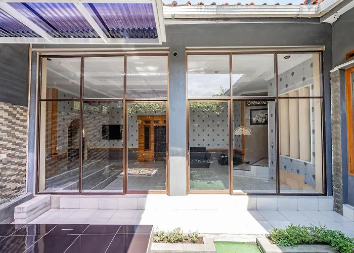Oyo 94030 Ar Guest House Syariah